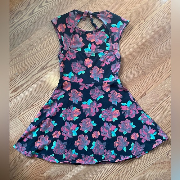 Aritzia / Talula Dress with Rose Floral Pattern - Picture 2 of 4